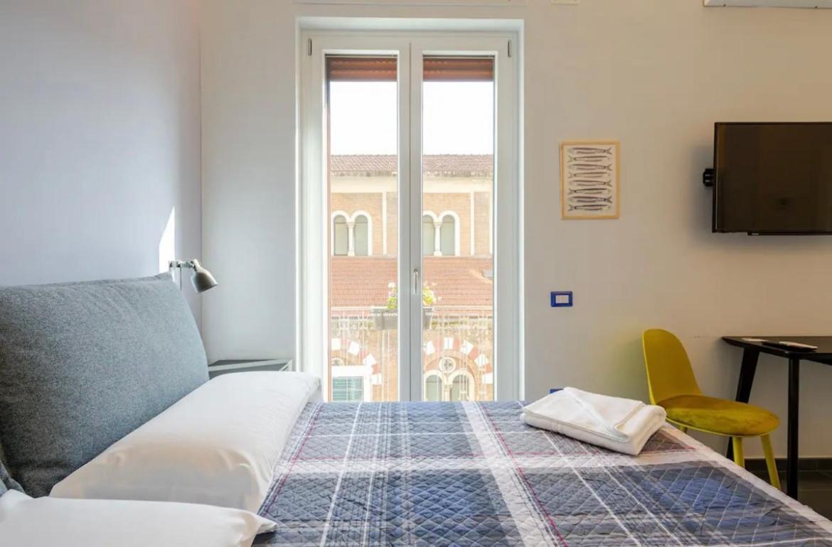 B&B Un Passo Dal Treno Piazza Vittorio Veneto 36-Salerno Station מראה חיצוני תמונה