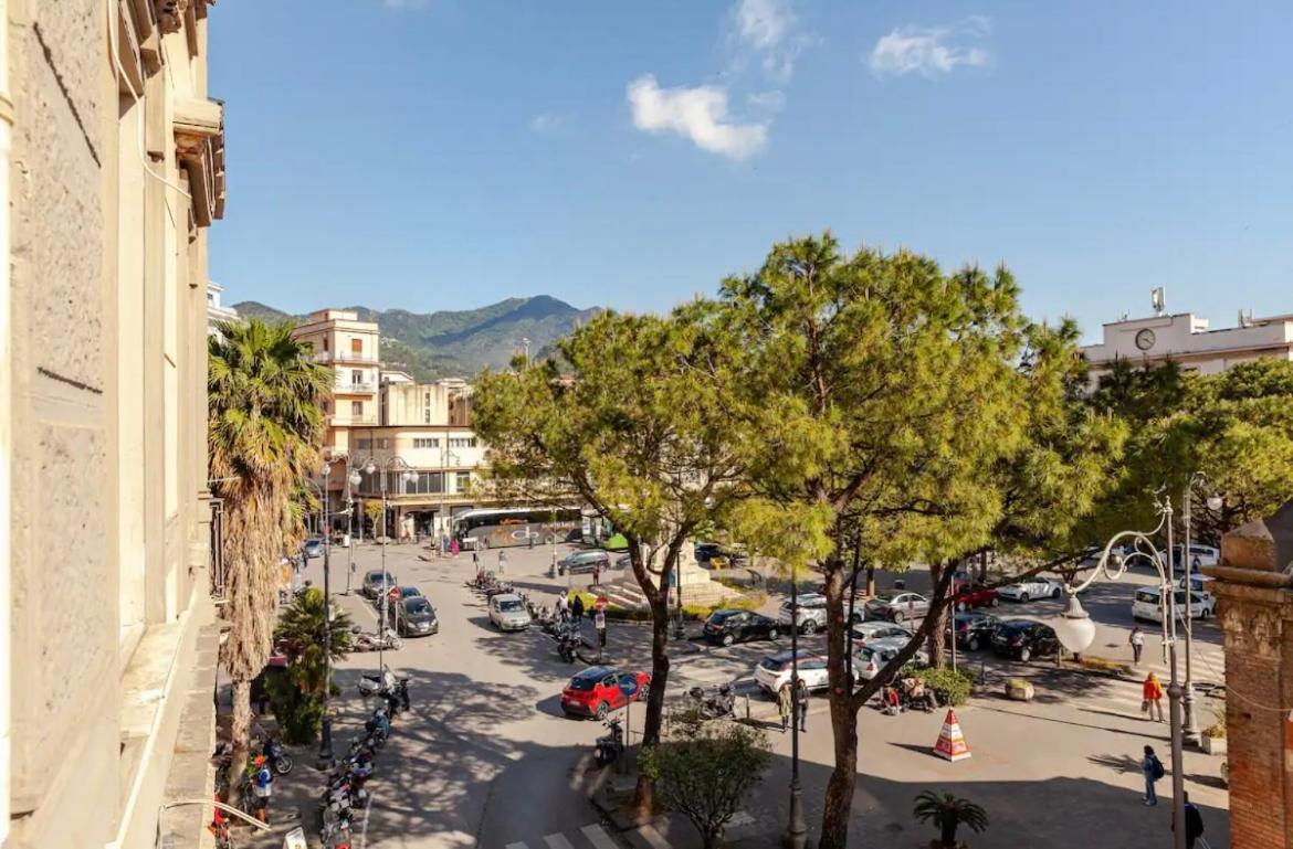 B&B Un Passo Dal Treno Piazza Vittorio Veneto 36-Salerno Station מראה חיצוני תמונה